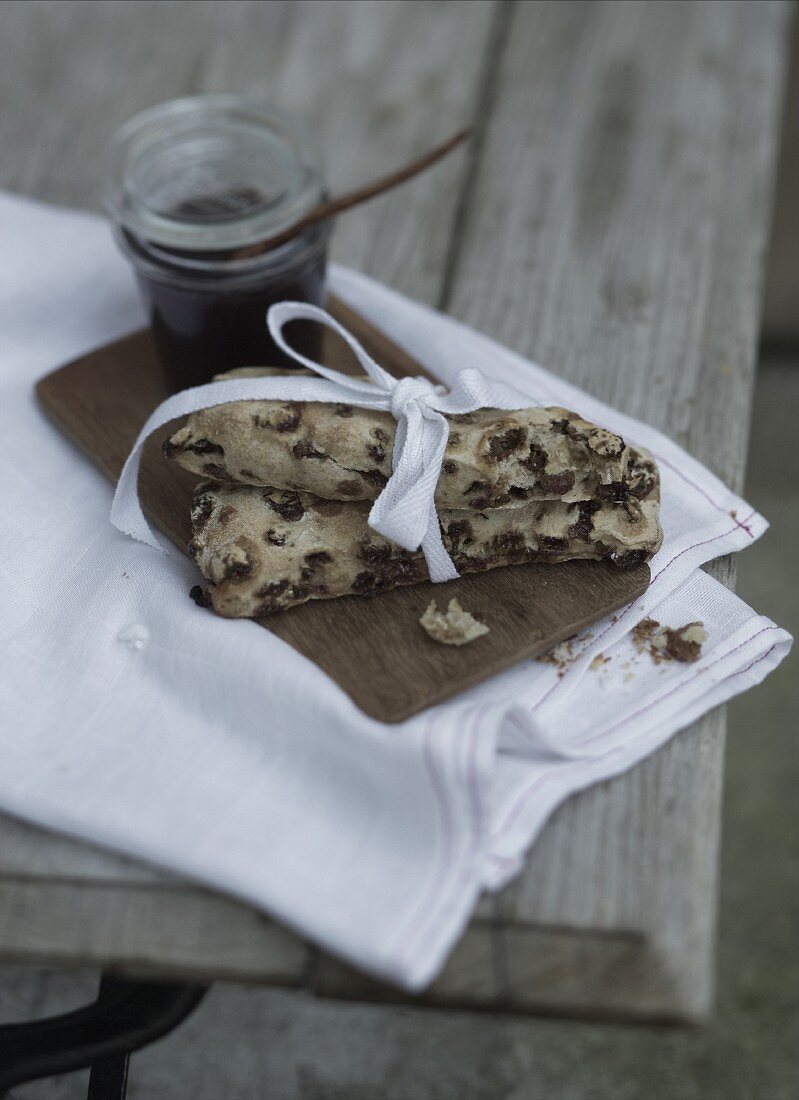 Small raisin bread buns