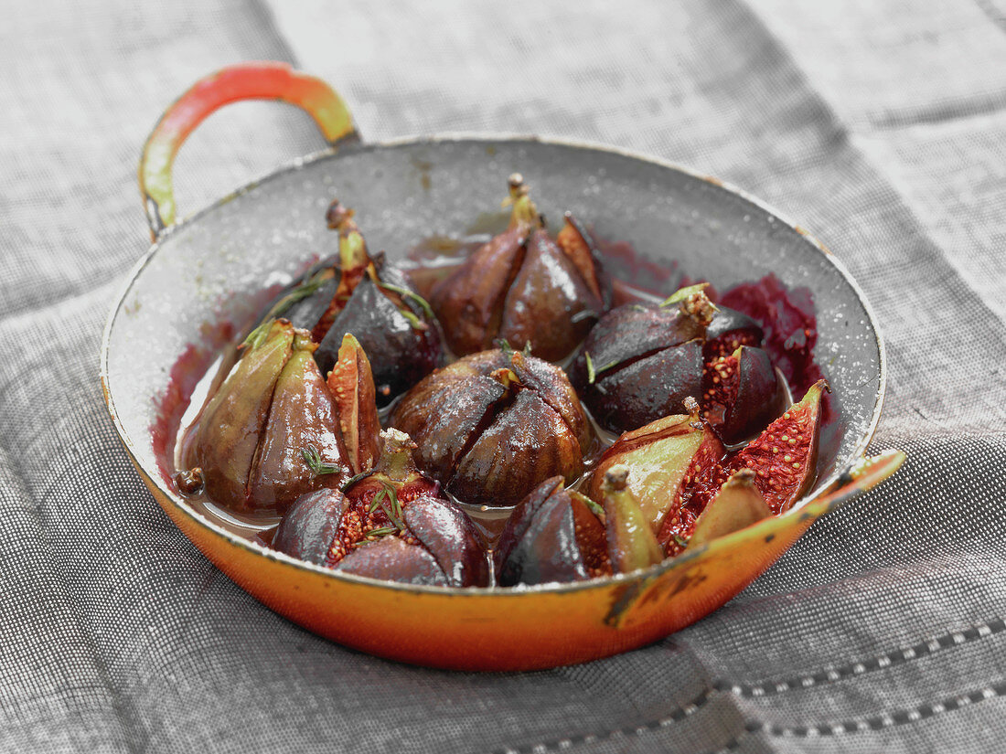 Oven-baked figs with thyme