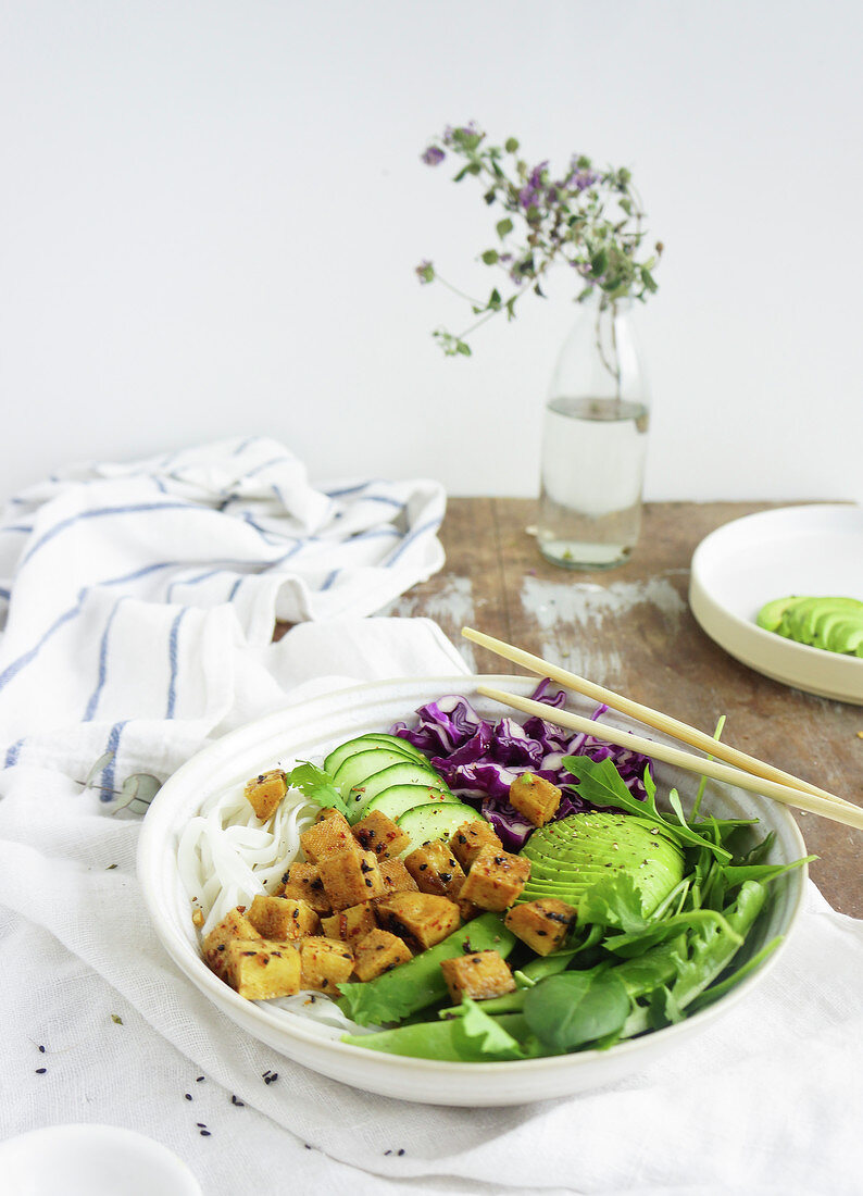 Bowl mit Reisnudeln, knusprigem Tofu und Gemüse (Asien)
