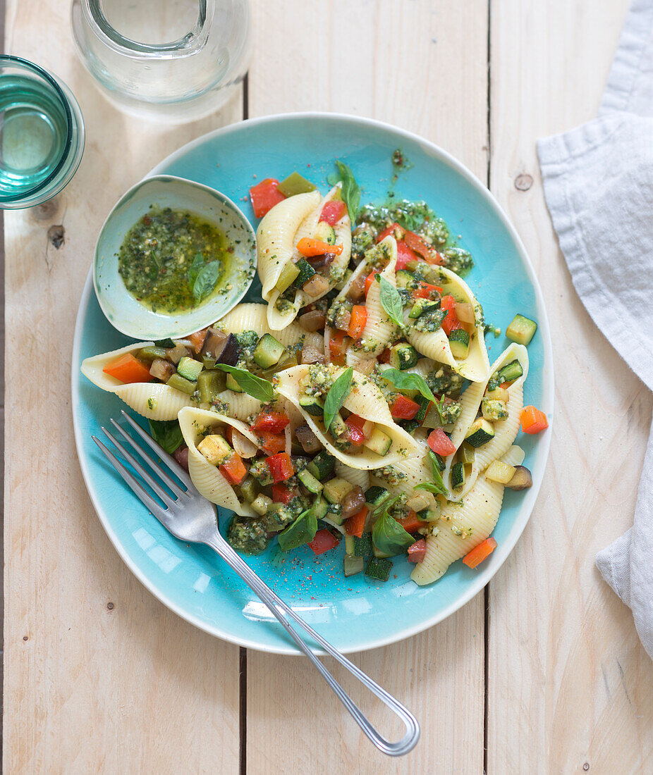 Conchiglie salad with vegetables