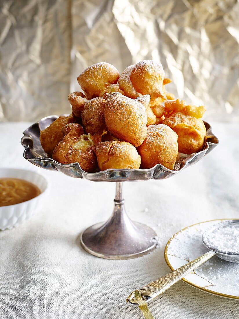 Ausgebackene Beignets mit Puderzucker