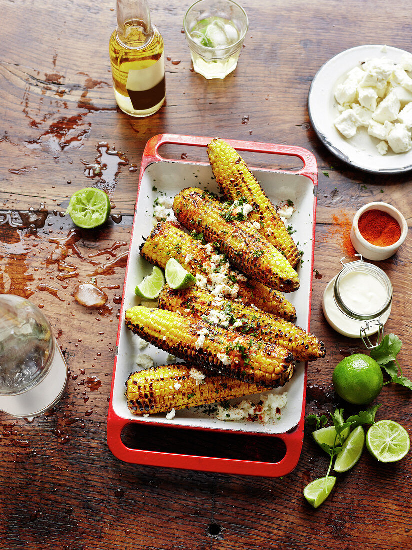 Mexikanische Maiskolben mit Feta, Petersilie und Limette (vegetarisch)