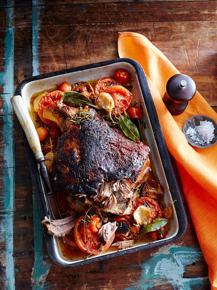 Lammbraten mit Tomaten und Knoblauckruste