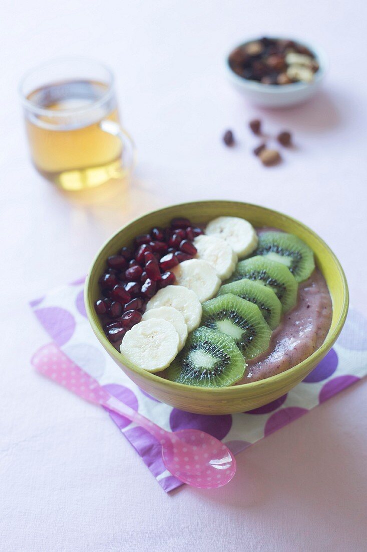 Smoothie Bowl mit Acaibeeren, Bananen und Kiwi