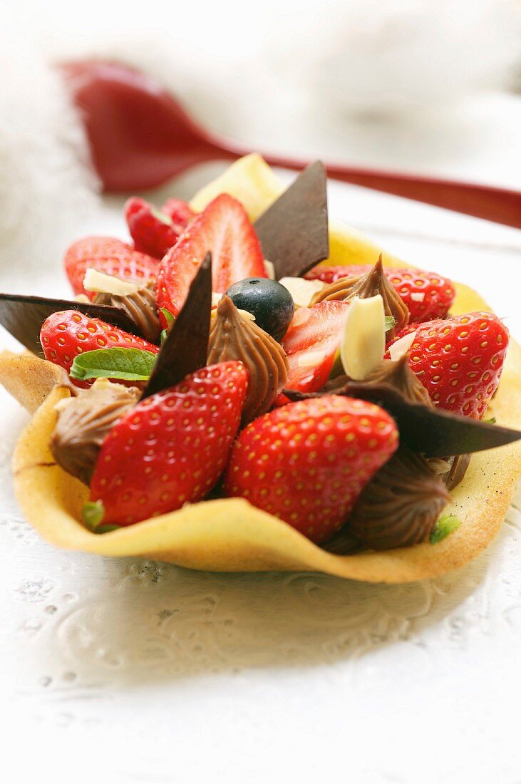 Waffel mit Ganache, Schokolade und Erdbeeren