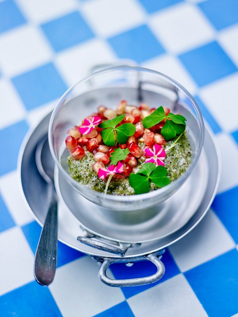 Chiasamen, Matcha mit Kokossahne, Granatapfelkerne und Essblüten im Glas