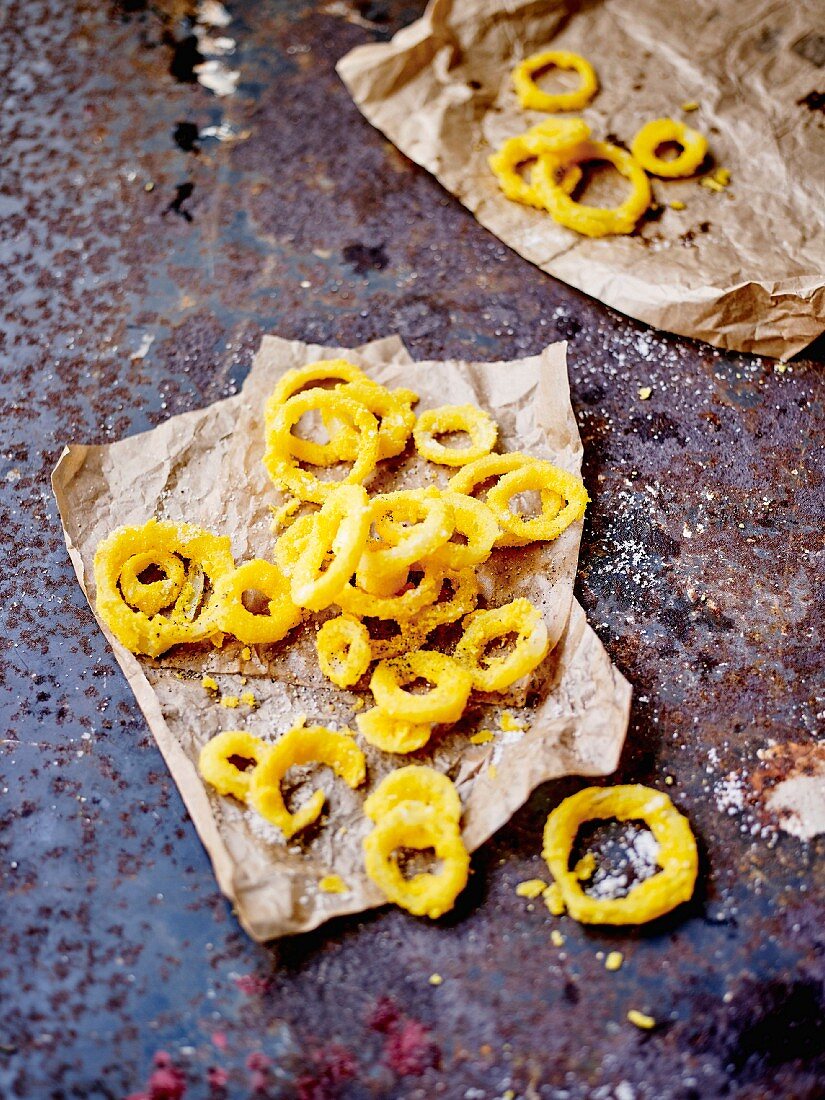 Zwiebelringe auf Backpapier