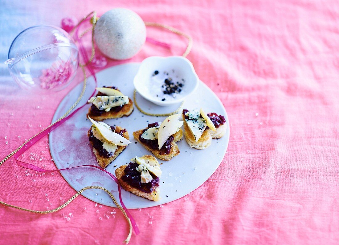 Brioche-Canapés mit Stilton und Chutney aus roten Zwiebeln und Birne