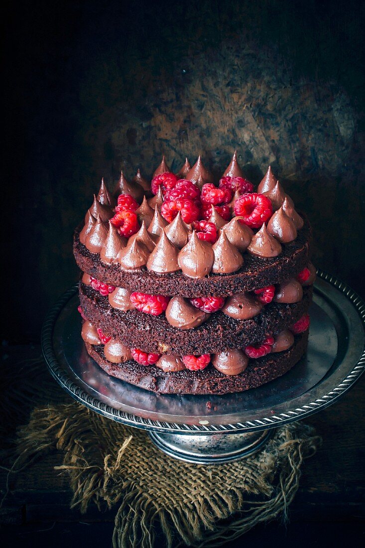 Naked Cake mit Schokoladen-Ganache und Himbeeren