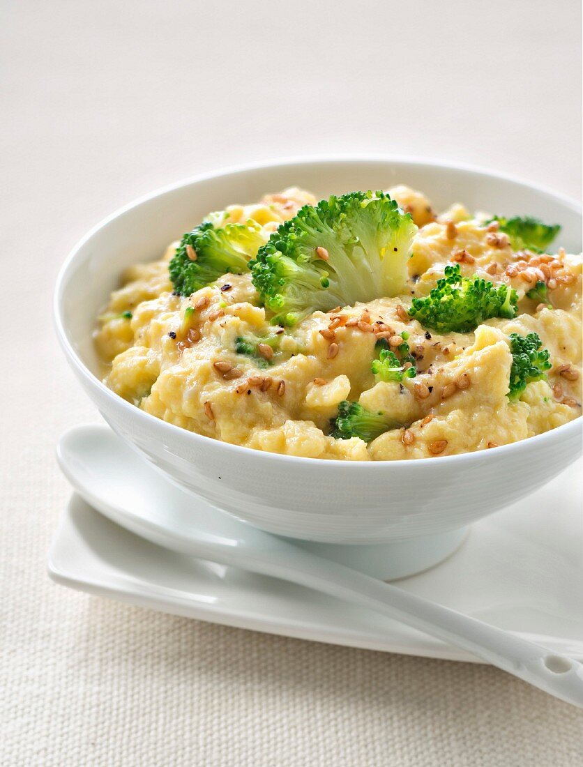 Scrambled eggs with broccolis and sesame seeds