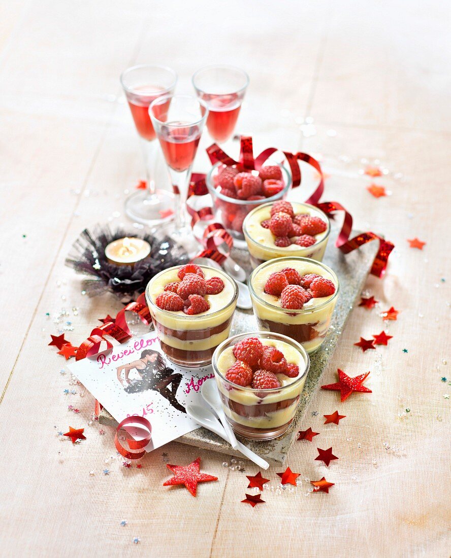 Helle und dunkle Schokoladencreme im Glas mit Himbeeren (Weihnachten)