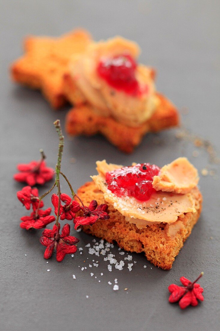 Grilled gingerbread, foie gras and redcurrant jelly appetizers