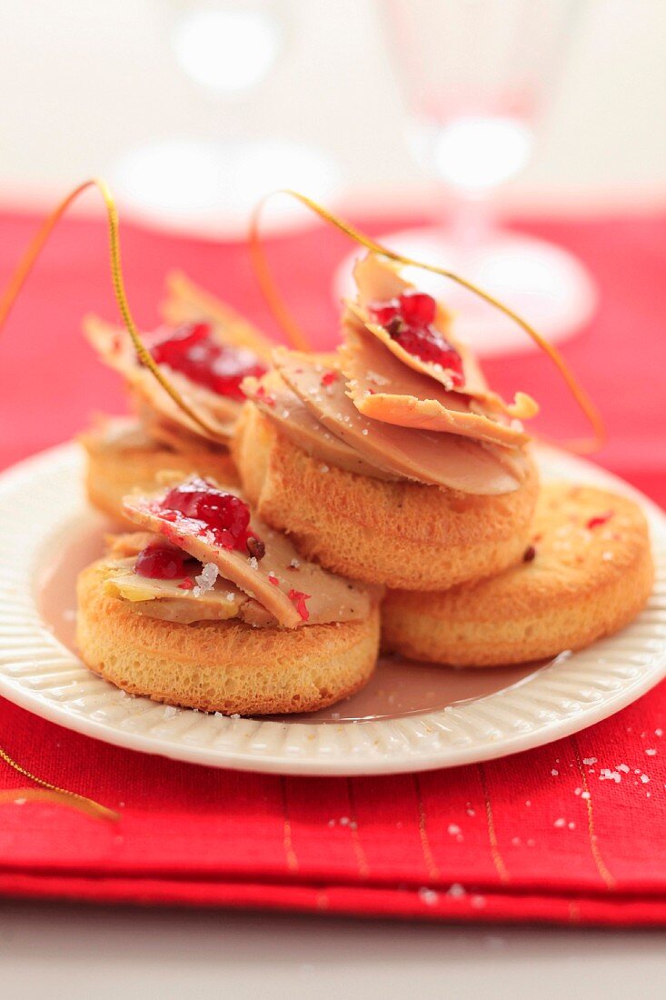 Canapés aus Biskuit mit Foie Gras und Johannisbeergelee