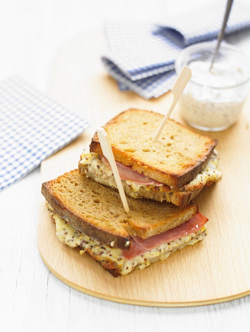 Sandwich mit grobkörnigem Senf, Käse und Schinken