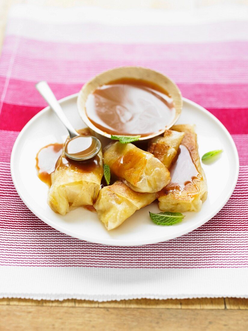 Nems (frittierte Frühlingsröllchen) mit Banane und Karamell