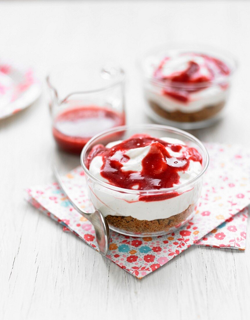 Schneller Käsekuchen mit Erdbeersauce in Glasschälchen