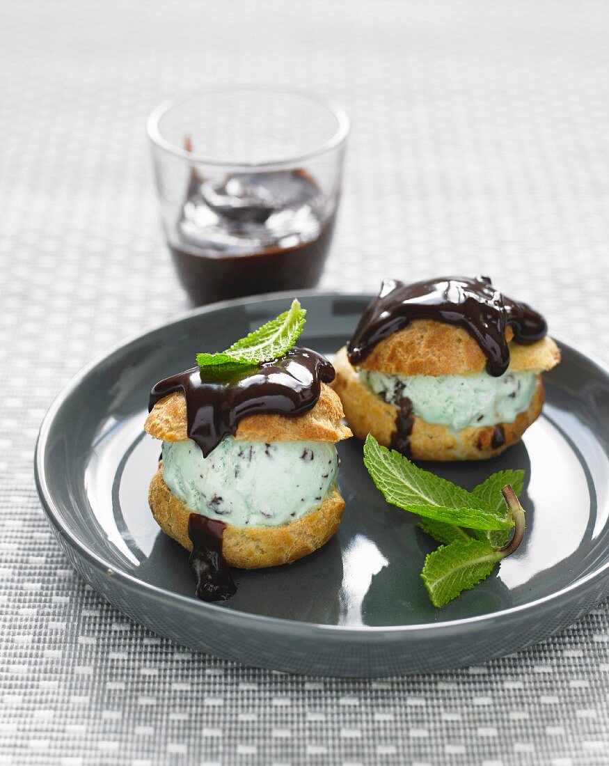 Profiteroles mit Schoko-Minz-Eis