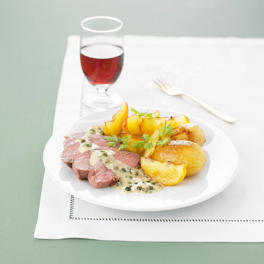 Veal Filet mignon with apples and potatoes, green pepper sauce