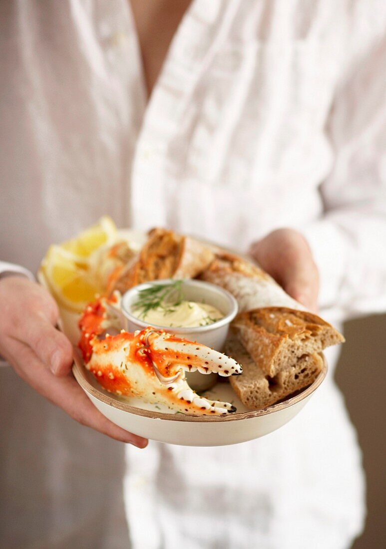 King crab claws, mayonnaise and brown bread