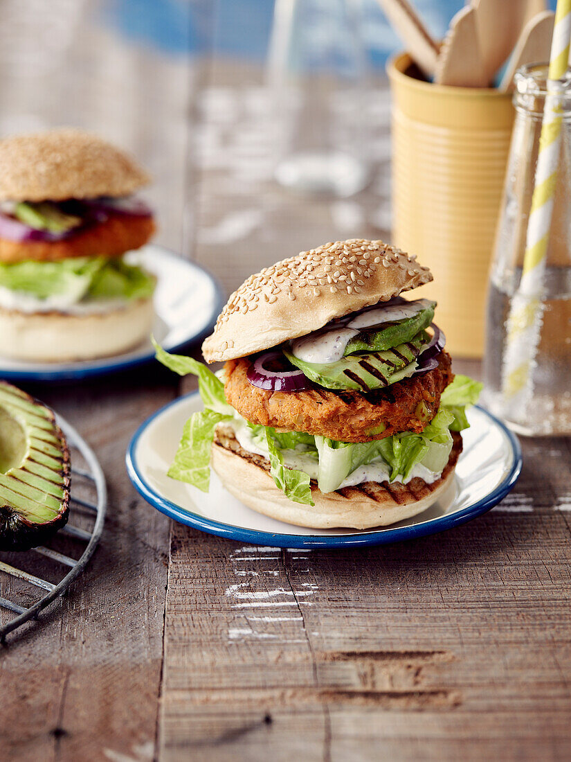 Burger mit gegrilltem Fischpattie und Avocado