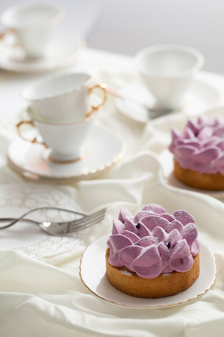 Shortcake tartlets with cassis mousse