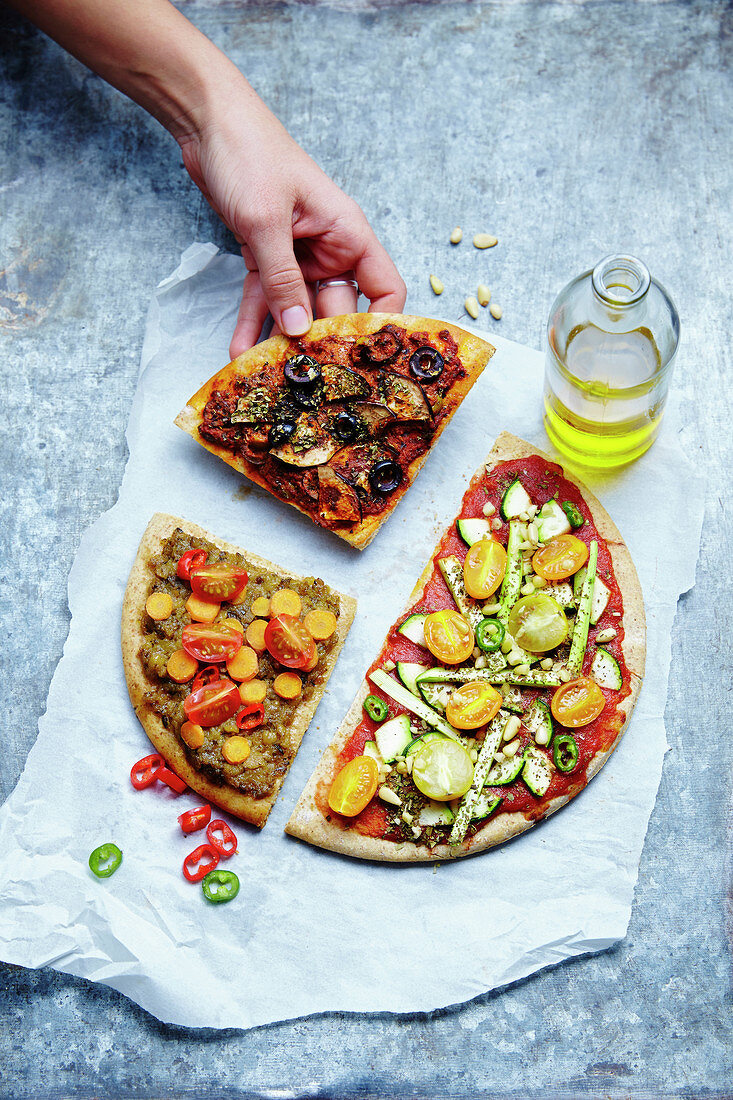 Verschiedene schnelle vegane Pizzen