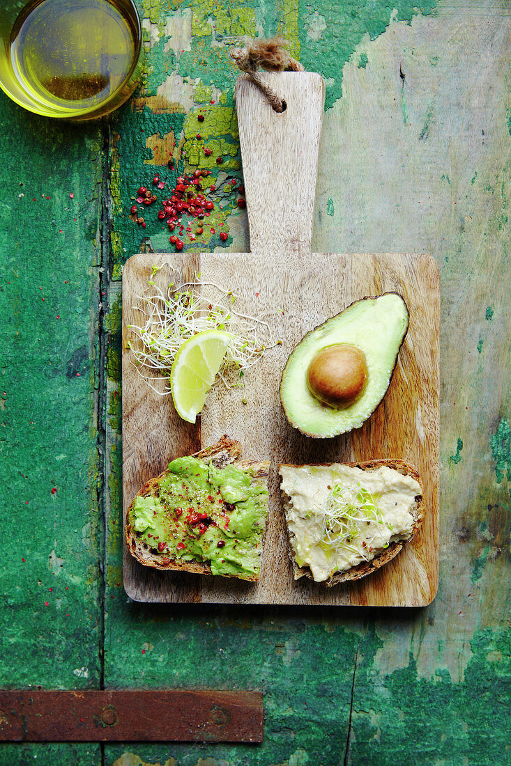 Vegane Tartines mit hausgemachter Guacamole und Hummus