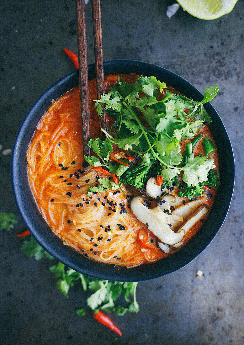 Thai-Curry mit Nudeln und Pilzen (vegetarisch)