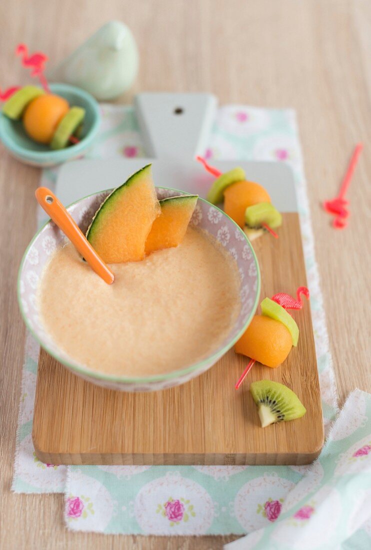 Melon mousse and mini melon-kiwi brochettes