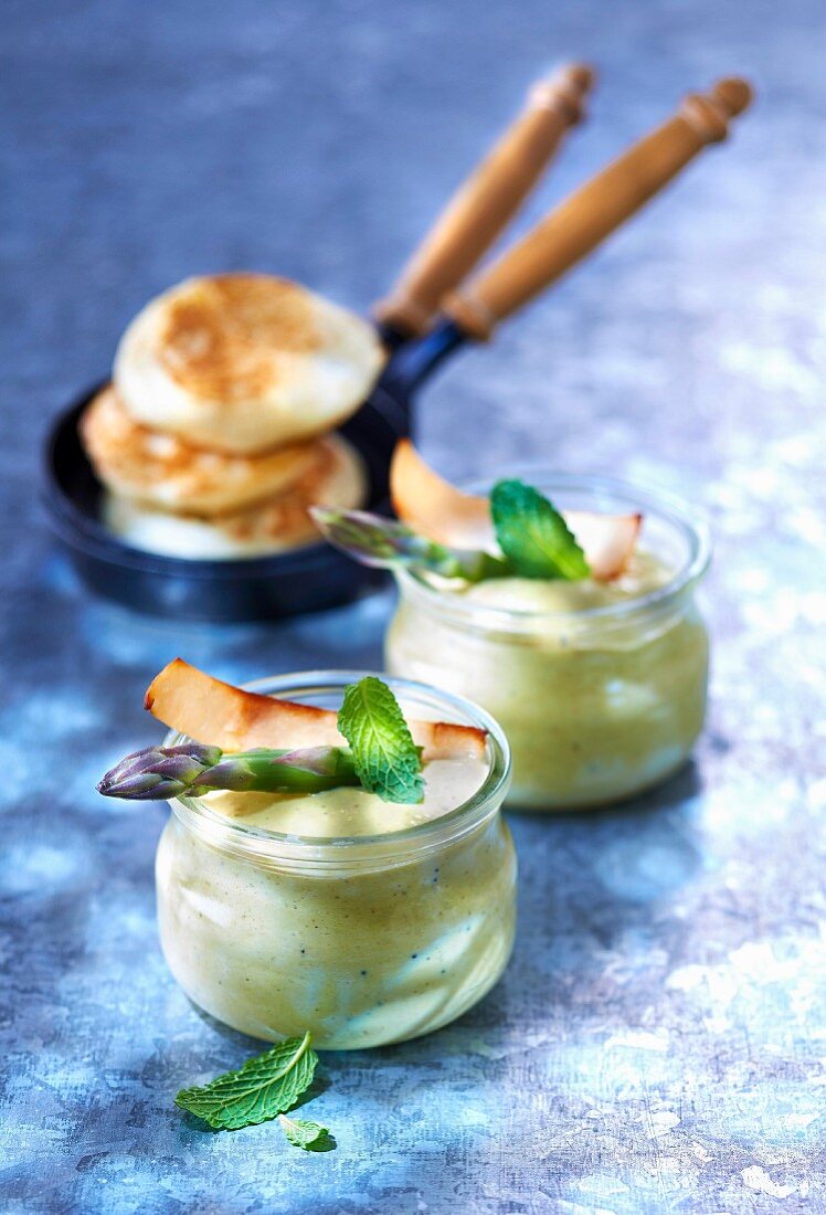 Small asparagus flan with mint