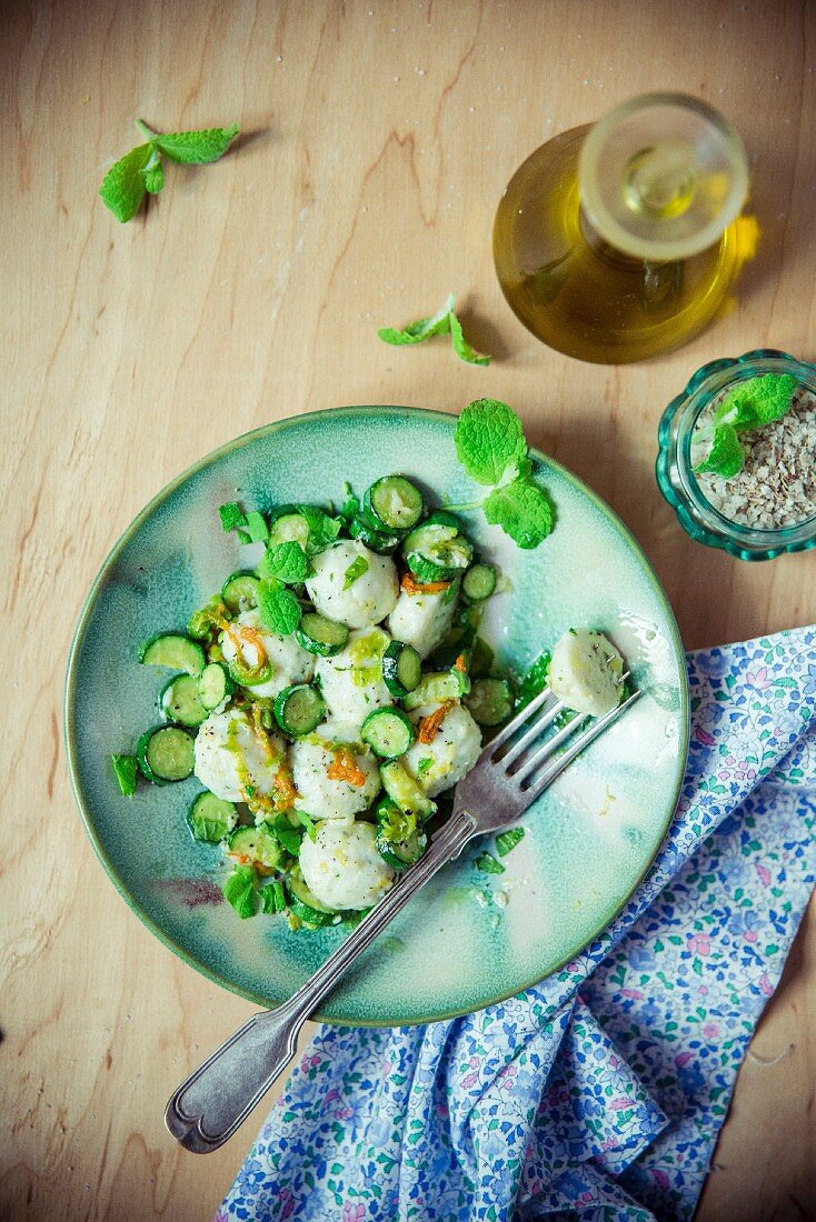 Ricotta-Gnocchi mit Zucchiniblüten und Minze