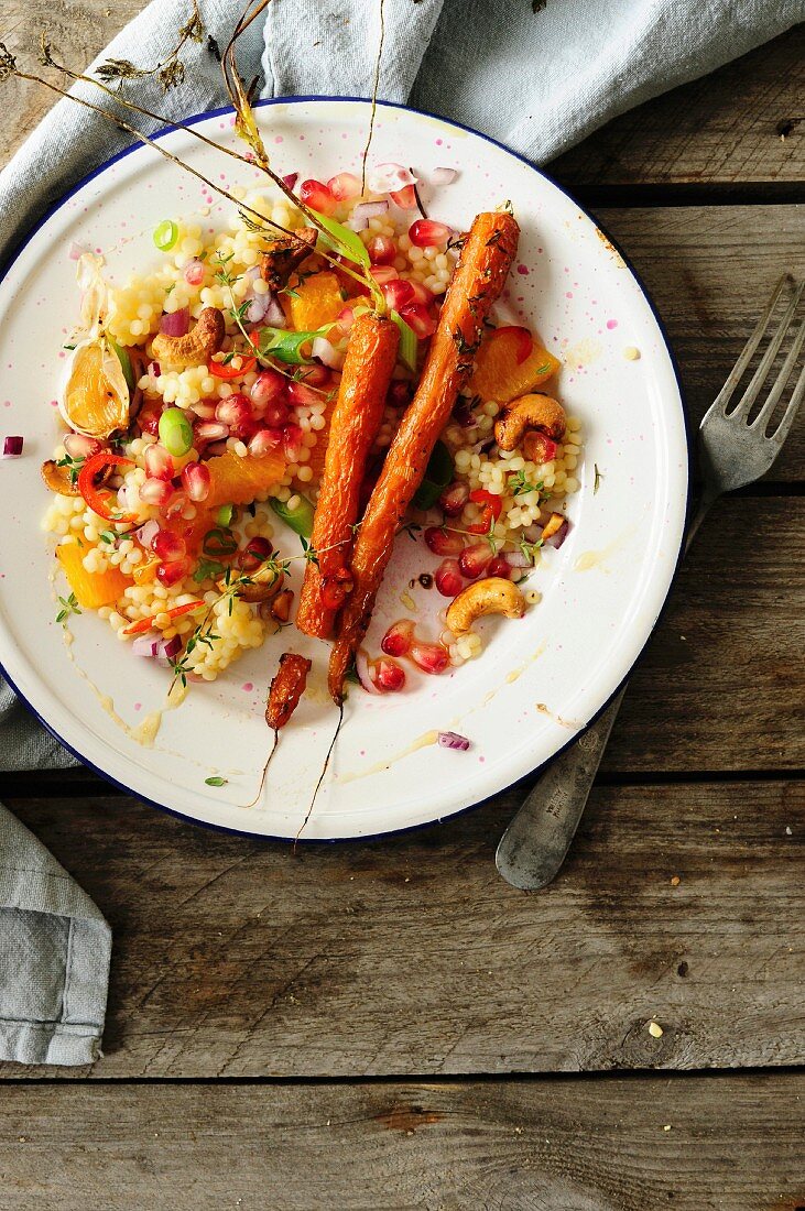 Graupennudeln mit Granatapfelkernen, Orange, Cashewnüssen und karamellisierten Karotten