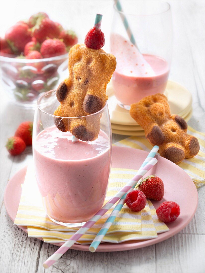 Strawberry-raspberry smoothies with bear biscuits