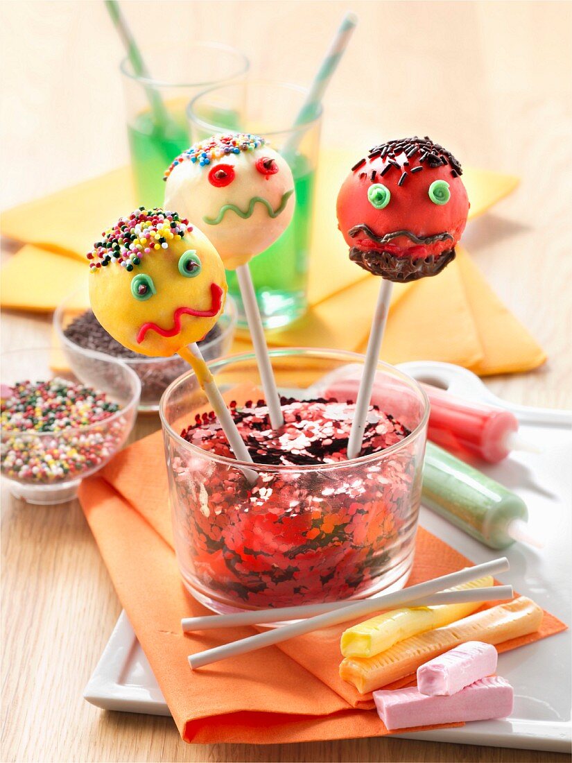Fruchtbonbon-Cake Pops zu Halloween