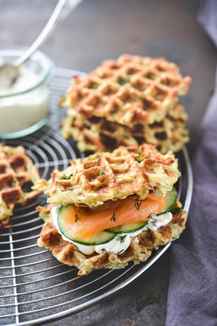 Kartoffelwaffeln mit Sahne, Lachs, Gurke und Dill