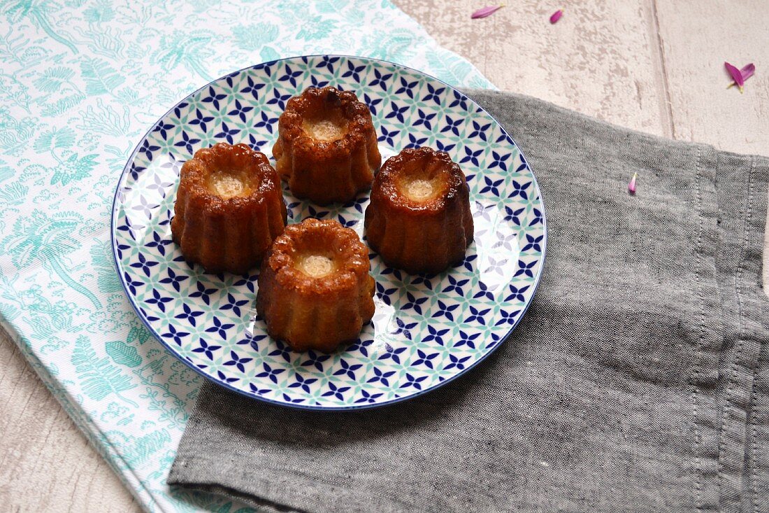 Cannelés bordelais (Traditionelle Küchlein mit Karamellkruste aus Bordeaux)