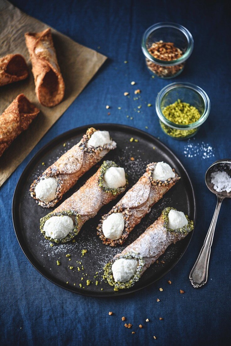 Sizilianische Cannoli mit gehackten Pistazien und Haselnüssen