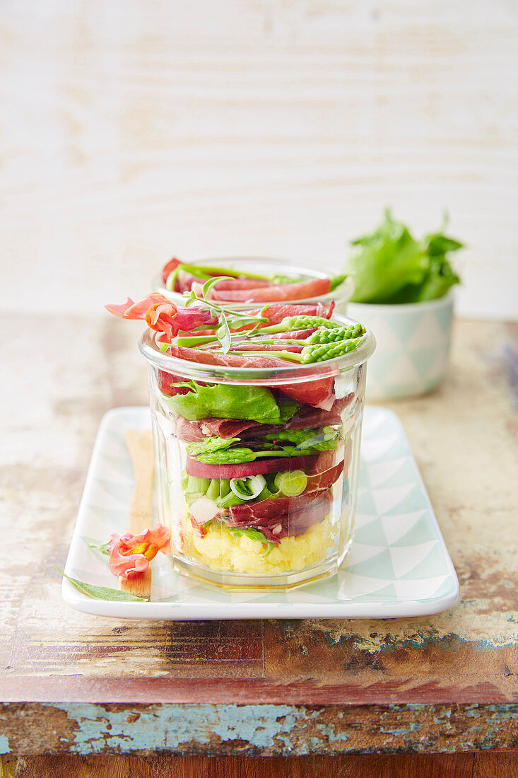 Salat mit Bündnerfleisch, wildem Spargel, Roter Bete und Polenta im Weckglas