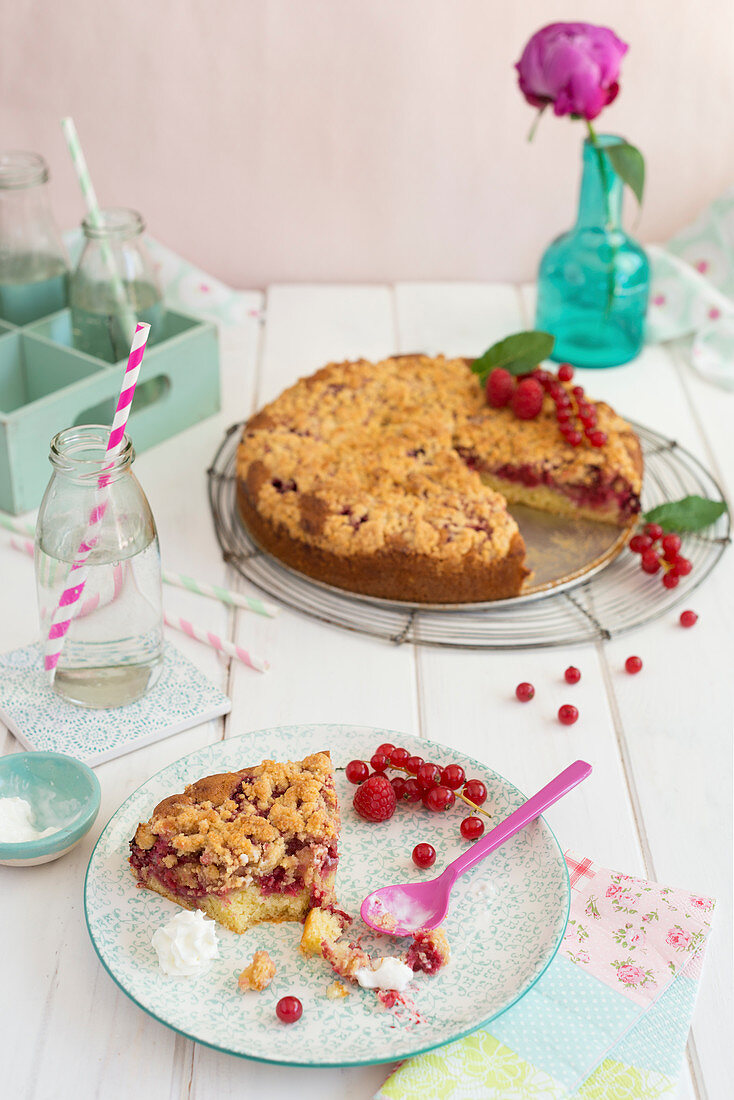 Berry cake with crumble