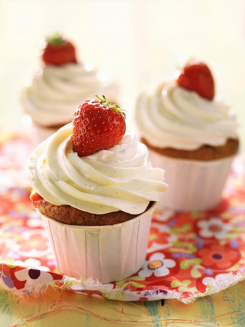 Strawberry-pistachio cupcake and fromage frais cream