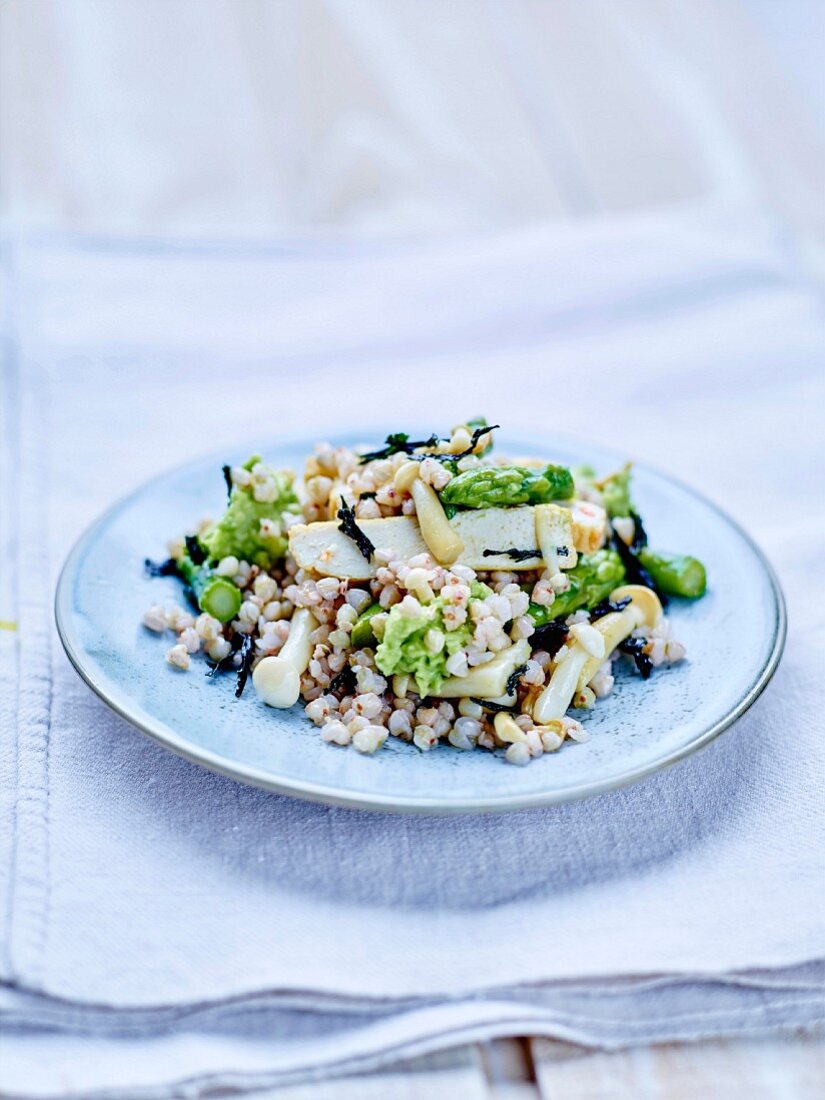 Lauwarmer Salat mit Buchweizen, grünem Spargel, Shimeji-Pilzen, Algen und geräuchertem Tofu