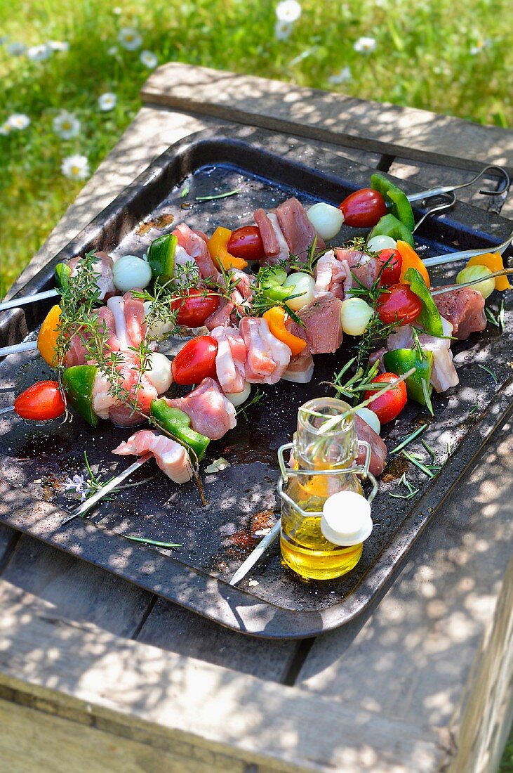 Schweinefleisch-Gemüse-Spiesse auf einem Grillblech