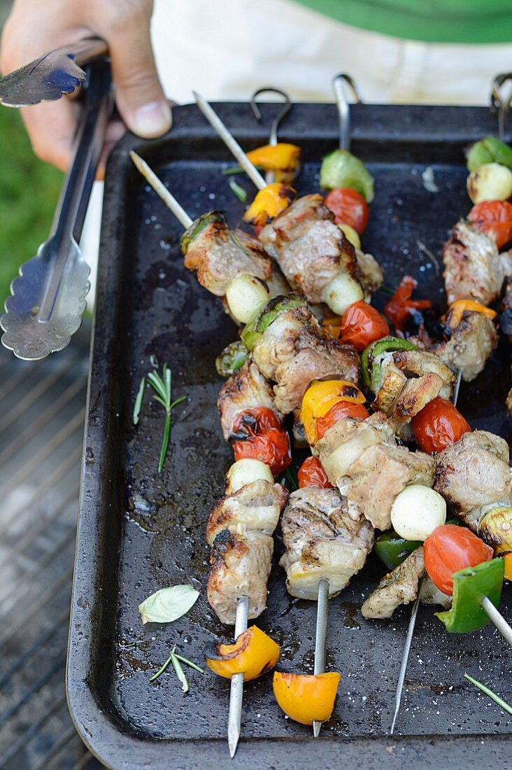 Pork and vegetable brochettes on the barbecue