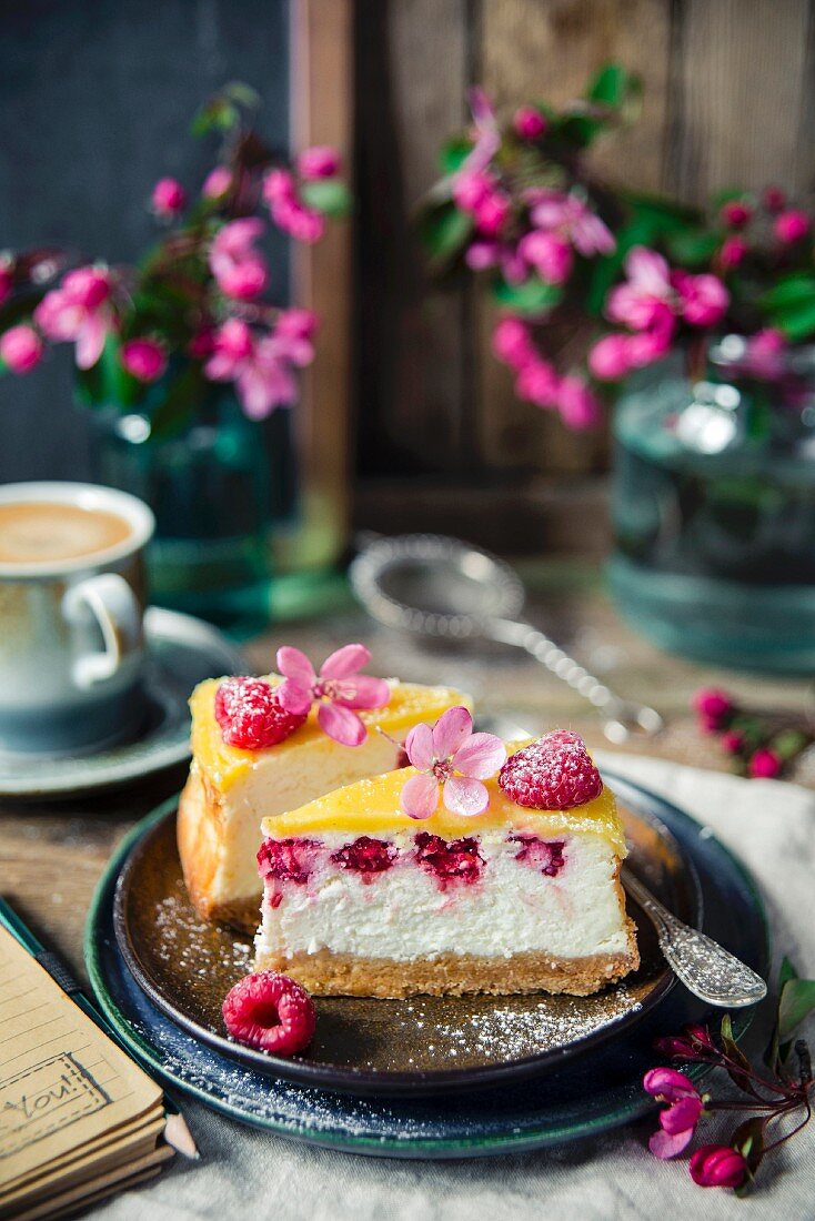 Cheesecake with raspberries and lemon curd