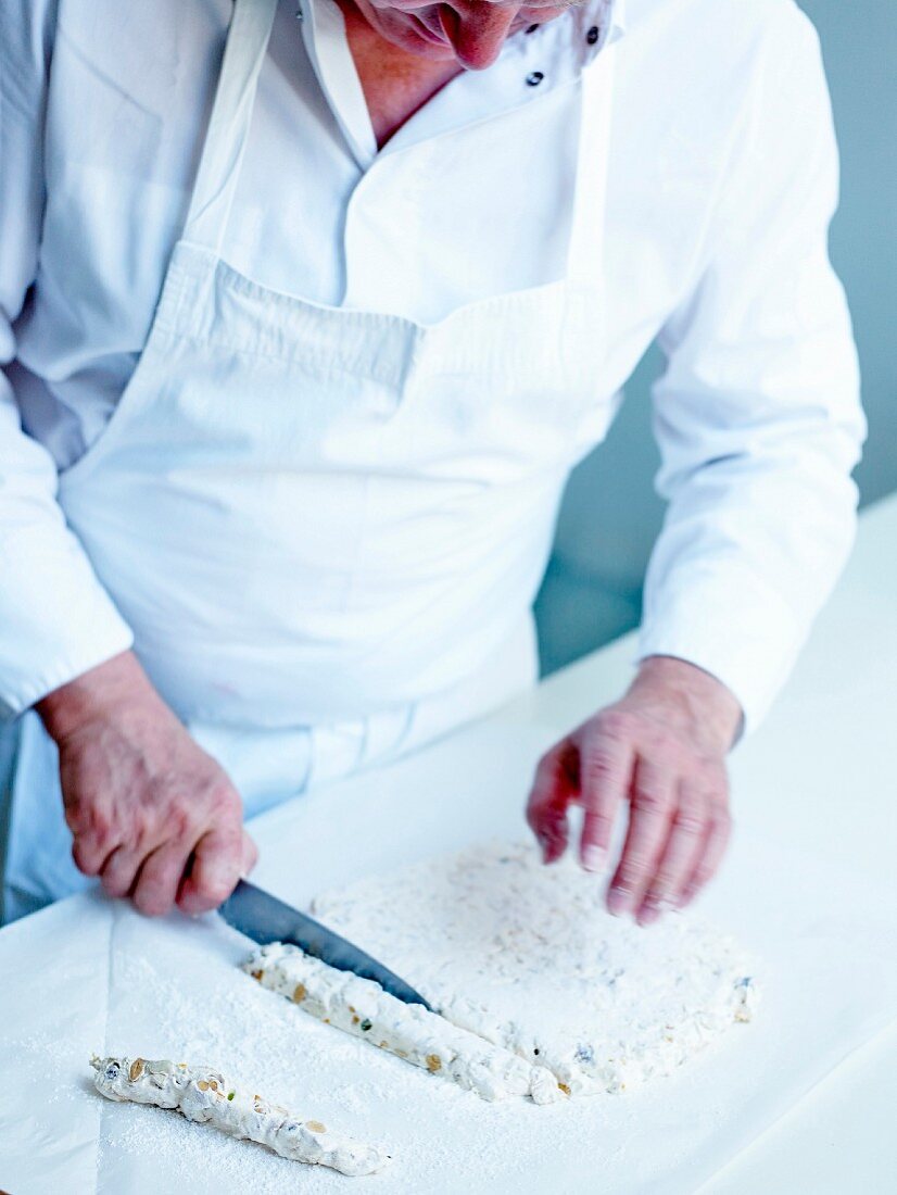 Cutting the nougat in strips