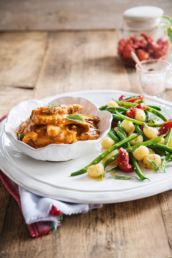 Toscany-style thin strips of chicken, pan-fried steamed potatoes, green beans and confit tomatoes