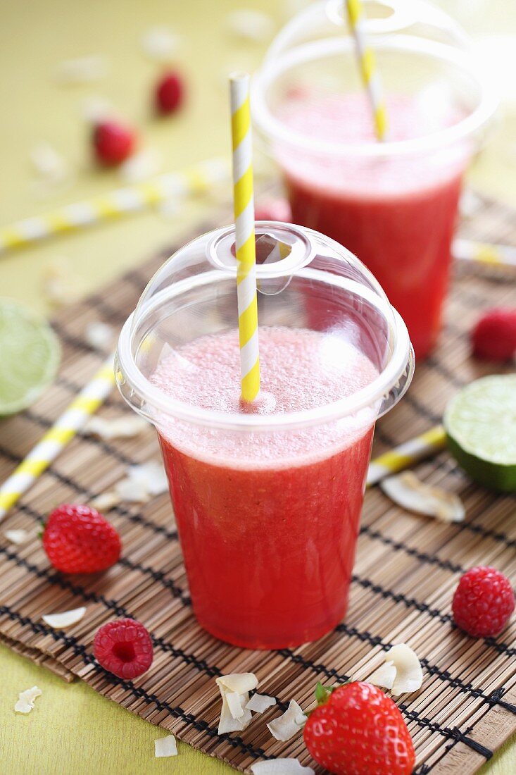 Smoothie mit Kokoswasser, Limetten, Erdbeeren und Himbeeren