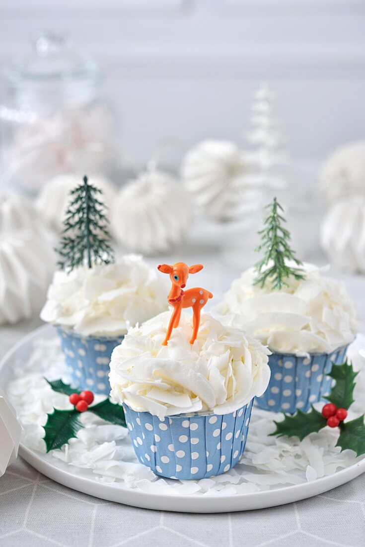 Weihnachtlich verzierte Schokoladen-Kokos-Cupcakes