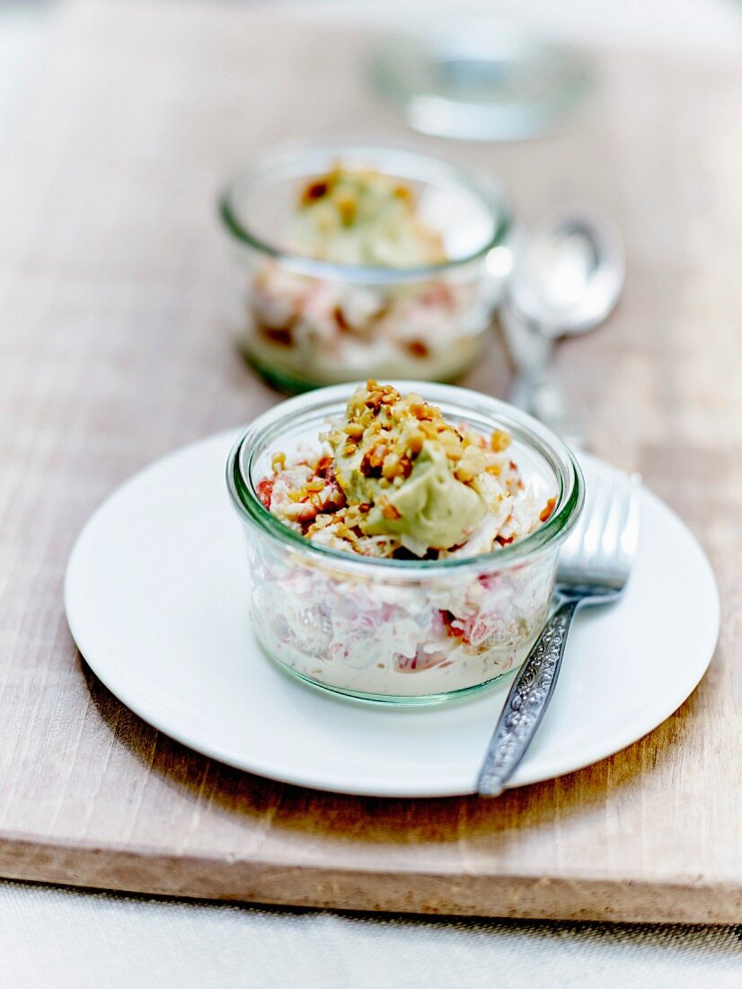 Cremiger Krabbenfleischsalat mit Avocado-Mousse und gehackten Walnüssen