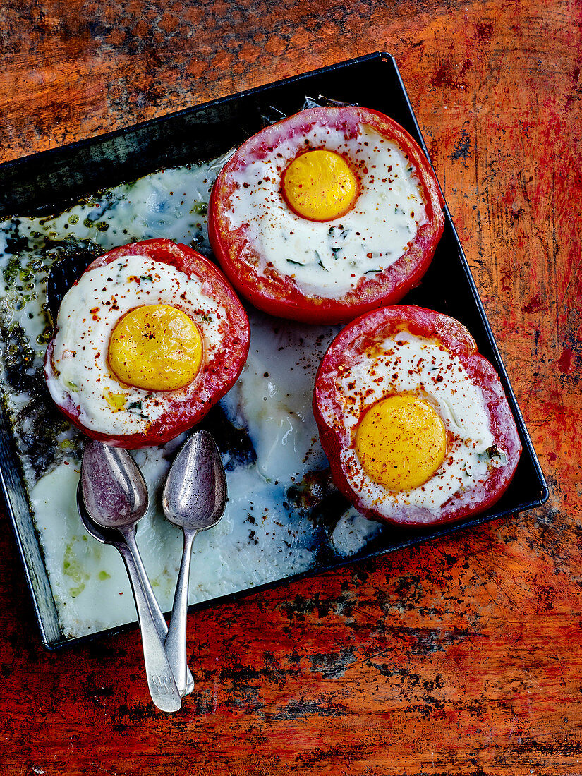 Gebackene Ochsenherztomaten mit Ei und Estragon (vegetarisch)